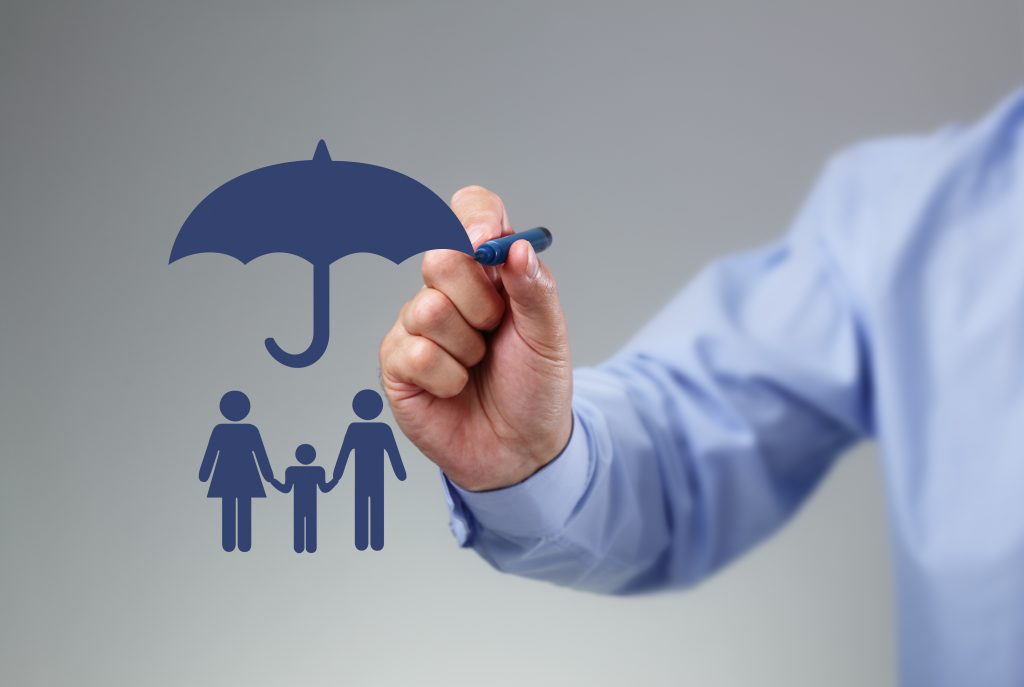 Нарисованный в воздухе зонт, который прикрывает семью