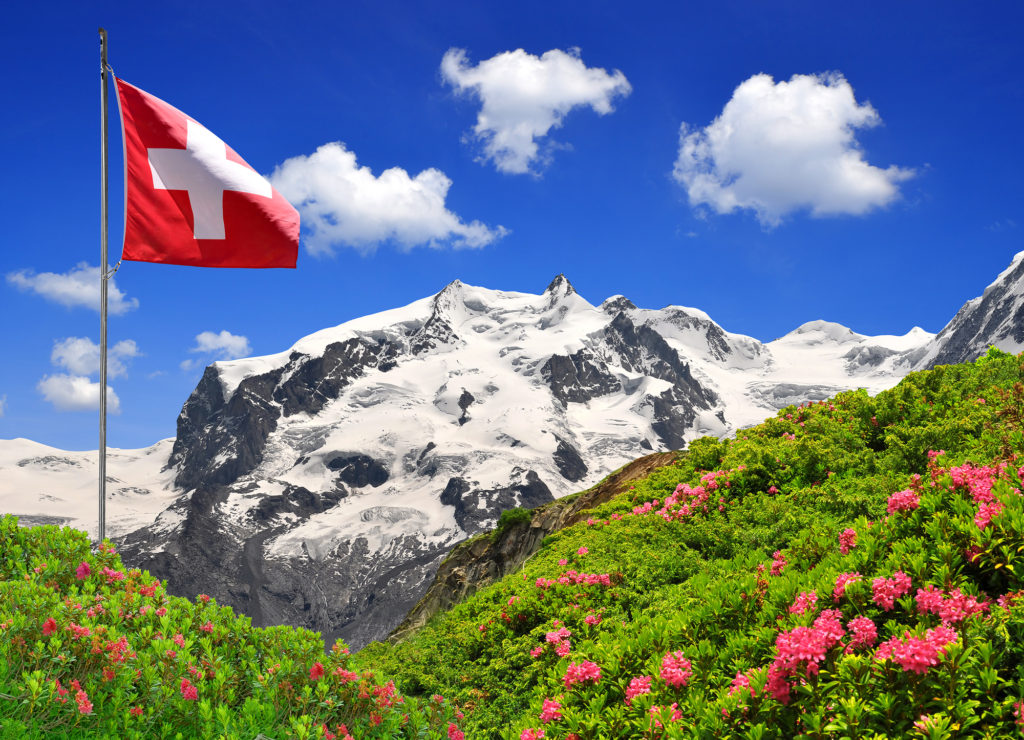 Монте Роза и швейцарский флаг.