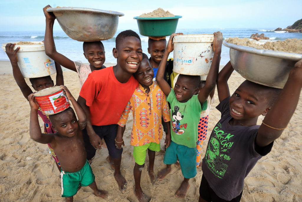 Дети на пляже Гана